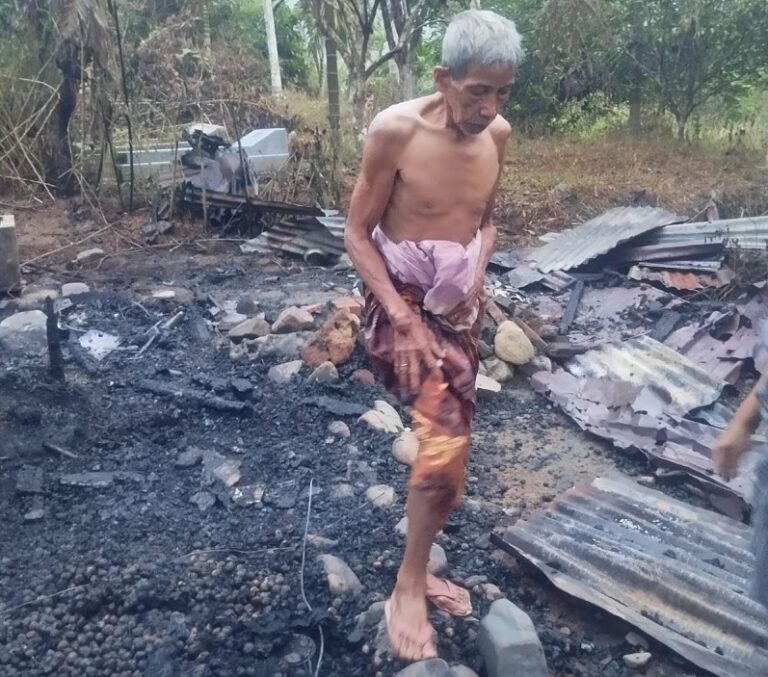 Syafrudin (76) lansia di Sawahlunto melihat rumahnya yang rata dengan tanah akibat kebakaran. (Ist)