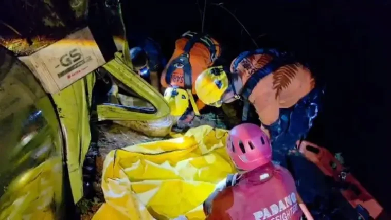 Mobil Terjun ke Jurang Sitinjau Lauik, Evakuasi Dramatis Tengah Malam