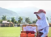832 Murid Kurang Mampu di Sawahlunto Terima Bantuan Tiga Stel Seragam Sekolah