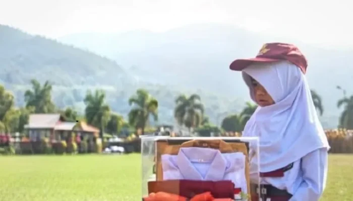 832 Murid Kurang Mampu di Sawahlunto Terima Bantuan Tiga Stel Seragam Sekolah