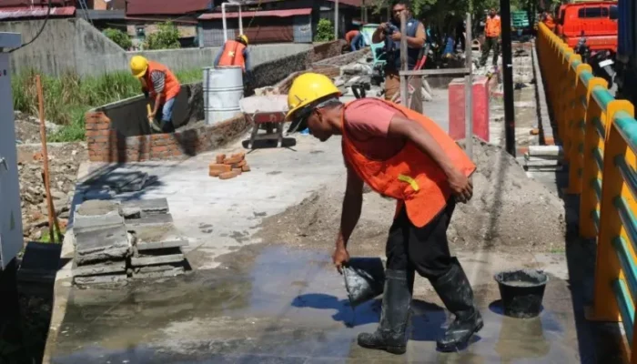 Batang Arau Dibenahi Jelang HJK Padang, Pasang Perangkap Sampah Permanen