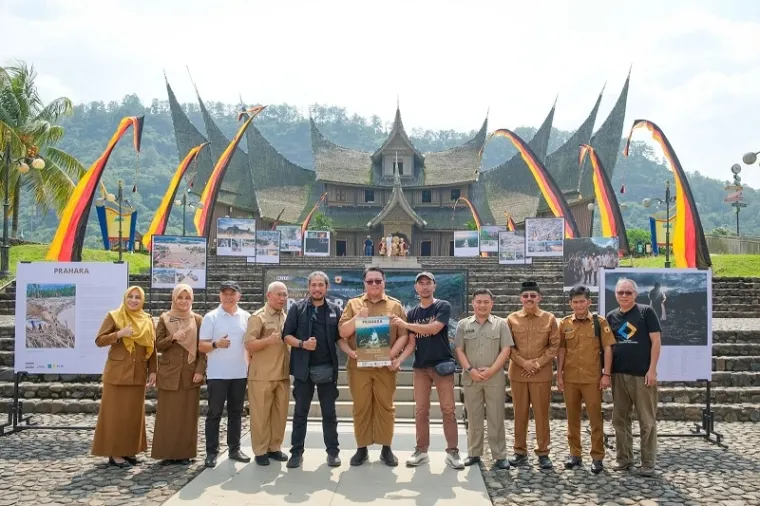 Wakil Bupati Tanah Datar Ahmad Fadly membuka pameran foto jurnalistik bertajuk Prahara Pulau Emas di Istano Basa Pagaruyung, Batusangkar, Senin (27/7/2026). Pameran yang menampilkan 68 karya dari 38 pewarta foto Indonesia itu merekam dampak bencana hidrometeorologi di Aceh, Sumatera Utara, dan Sumatera Barat sekaligus mengajak masyarakat meningkatkan kepedulian terhadap lingkungan. (Ist)