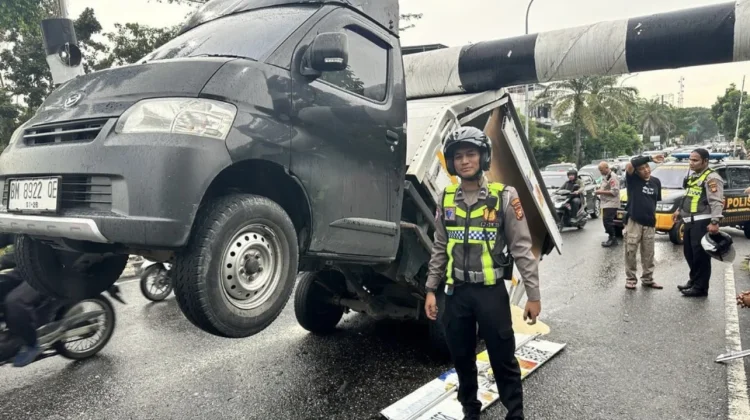 Mobil Angkut Barang Kembali Tersangkut di Jembatan Siak 1, Begini Kata Kadishub Pekanbaru