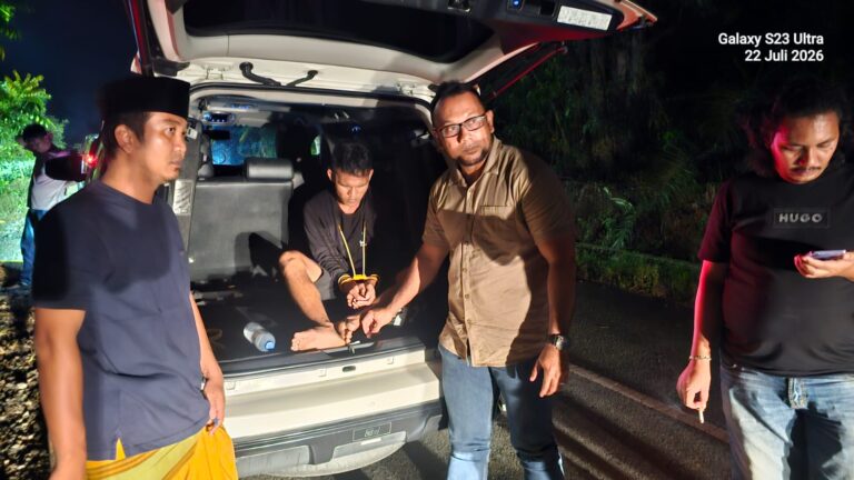 Tersangka saat diamankan Satresnarkoba Polres Dharmasraya, Rabu (22/7) malam.