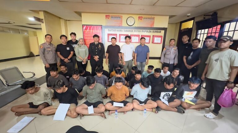 Terduga pelaku judi online saat diamankan Direktorat Reserse Kriminal Khusus (Ditreskrimsus) Polda Sumatera Barat
