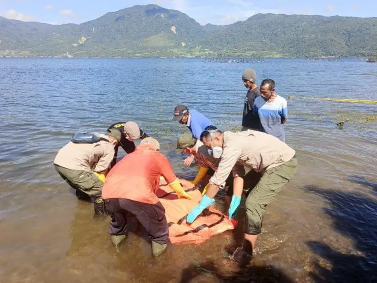 Tim SAR Evakuasi Mayat Tanpa Identitas dari Danau Singkarak, Penyebab Kematian Masih Diselidiki