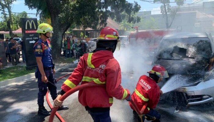 Mobil Terbakar di Depan McDonald’s Padang, Tidak Ada Korban Jiwa
