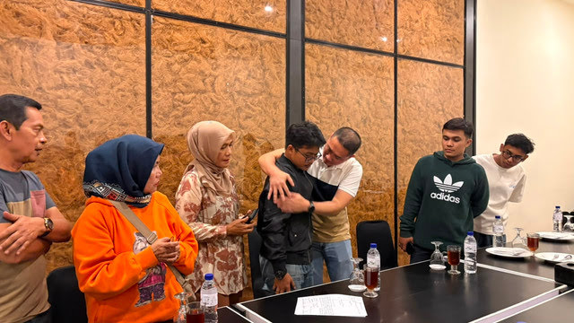 Dirreskrimum Polda Sumbar Peluk Pengendara yang Ngaku Dipukul, Sepakat Berdamai