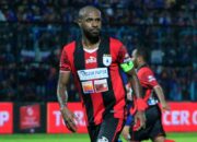Boaz Solossa Masih Main di Usia 40 Tahun, Persipura Andalkan Para Legenda untuk Promosi