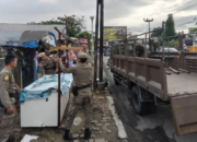 Kembalikan Fungsi Trotoar, Satpol PP Padang Amankan Lapak PKL Ditinggal di Pasar Alai