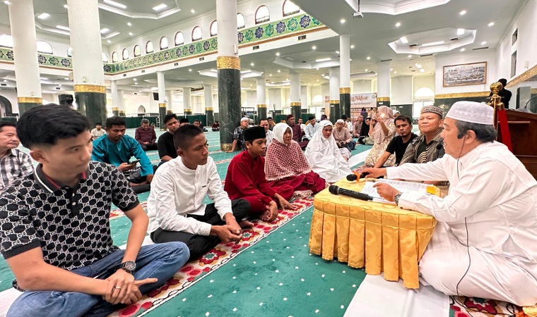 Tangis Haru di Masjid Raya An Nur, 5 Orang Resmi Jadi Mualaf usai Salat Jumat