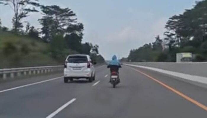 Viral! Pengendara Motor Diduga Nekat Masuk Tol Pekanbaru-Dumai