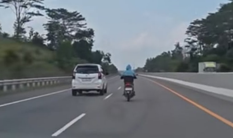 Viral! Pengendara Motor Diduga Nekat Masuk Tol Pekanbaru-Dumai