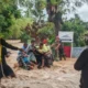 Petugas mengevakuasi warga yang terjebak banjir di kota padang. (Foto: klikpositif)