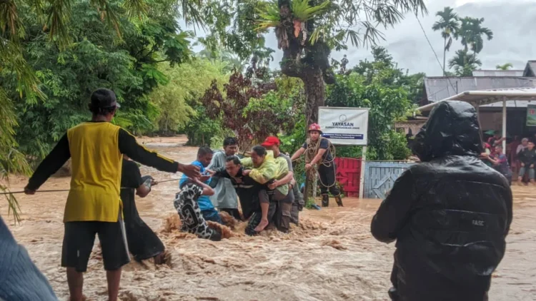 Petugas mengevakuasi warga yang terjebak banjir di kota padang. (Foto: klikpositif)
