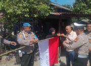 Sambut HUT RI ke-81, Polsek Sukajadi Bagikan Bendera Merah Putih kepada Warga Kurang Mampu