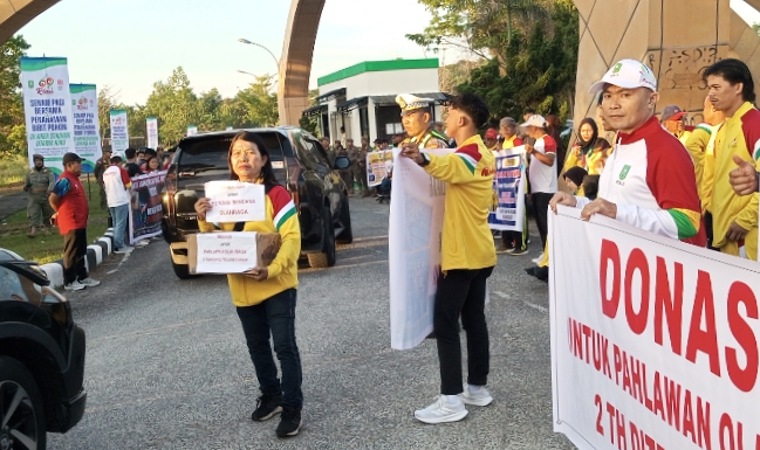 Ratusan Atlet Riau Demo Tuntut Bonus PON 2024, Bawa Medali hingga Kotak Sumbangan