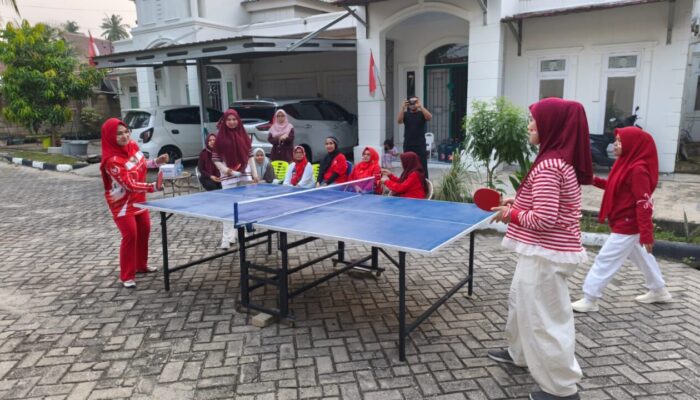 Semangat Kemerdekaan Menggema, Ibu-Ibu Graha Sakuntala Kompak Ikuti Lomba Tenis Meja