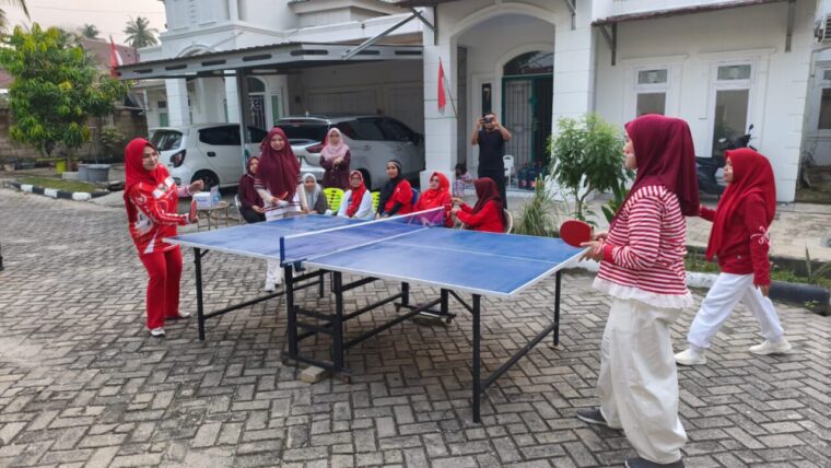 Semangat Kemerdekaan Menggema, Ibu-Ibu Graha Sakuntala Kompak Ikuti Lomba Tenis Meja