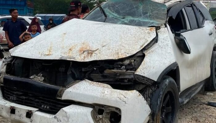 Viral! Toyota Fortuner Putih Terguling di Jalintim Pelalawan