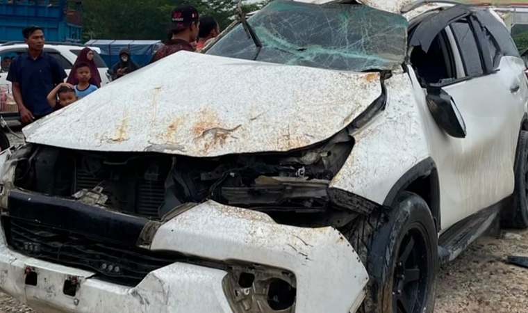 Viral! Toyota Fortuner Putih Terguling di Jalintim Pelalawan