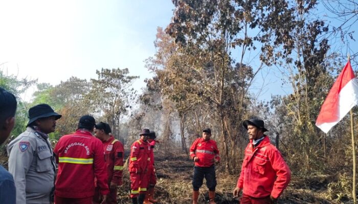 Di Tengah Kepungan Karhutla, Manggala Agni Tetap Kibarkan Merah Putih di Lokasi Pemadaman