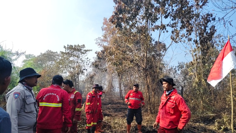 Di Tengah Kepungan Karhutla, Manggala Agni Tetap Kibarkan Merah Putih di Lokasi Pemadaman
