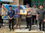 Polisi Sambangi Warga Pesisir Bengkalis, 10 Keluarga Kurang Mampu Terima Bantuan Sembako
