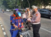Pekanbaru Dikepung Asap, Ditlantas Polda Riau Bagikan Ribuan Masker kepada Pengendara