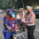 Pekanbaru Dikepung Asap, Ditlantas Polda Riau Bagikan Ribuan Masker kepada Pengendara