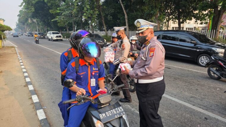 Pekanbaru Dikepung Asap, Ditlantas Polda Riau Bagikan Ribuan Masker kepada Pengendara