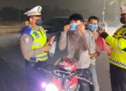 Kabut Asap Pekanbaru hingga Malam, Blue Light Patrol Polda Riau Bagikan Masker
