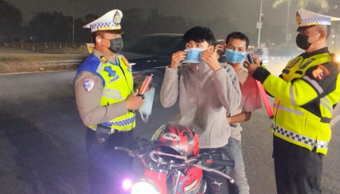 Kabut Asap Pekanbaru hingga Malam, Blue Light Patrol Polda Riau Bagikan Masker