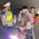 Kabut Asap Pekanbaru hingga Malam, Blue Light Patrol Polda Riau Bagikan Masker