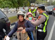 Tak Hanya Atur Lalu Lintas, Satlantas Polresta Pekanbaru Bagikan Ribuan Masker di Tengah Kabut Asap