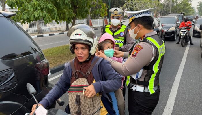Tak Hanya Atur Lalu Lintas, Satlantas Polresta Pekanbaru Bagikan Ribuan Masker di Tengah Kabut Asap