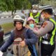 Satlantas Polresta Pekanbaru membagikan ribuan masker kepada pengendara di tengah kondisi kabut asap yang menyelimuti Kota Pekanbaru, Riau. (Defizal)