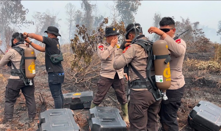 Brimob Riau Lengkapi Personel Karhutla dengan Alat Pernapasan Khusus