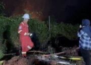 Hingga Dini Hari Bupati Siak Pimpin Pemadaman Karhutla, Menjaga Sumur Minyak BSP