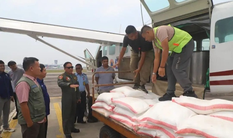 Satgas Udara Riau Ternyata Sudah Semai 30 Ton Garam untuk Datangkan Hujan