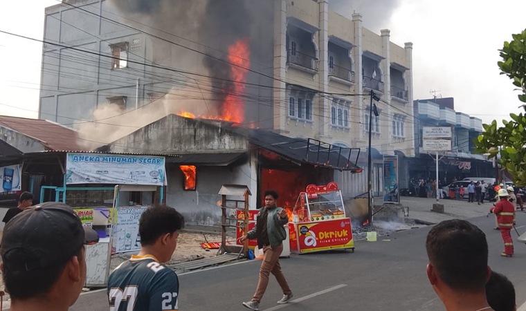 Breaking News! Kebakaran di Jalan Nenas Pekanbaru Kagetkan Warga Pekanbaru