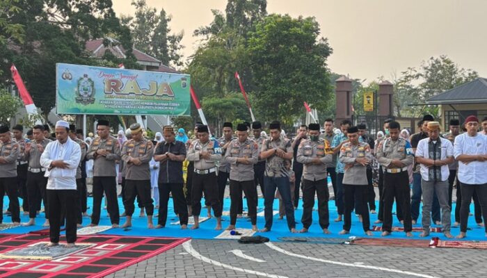 Mohon Hujan untuk Padamkan Karhutla, Polres Inhu Gelar Salat Istisqa