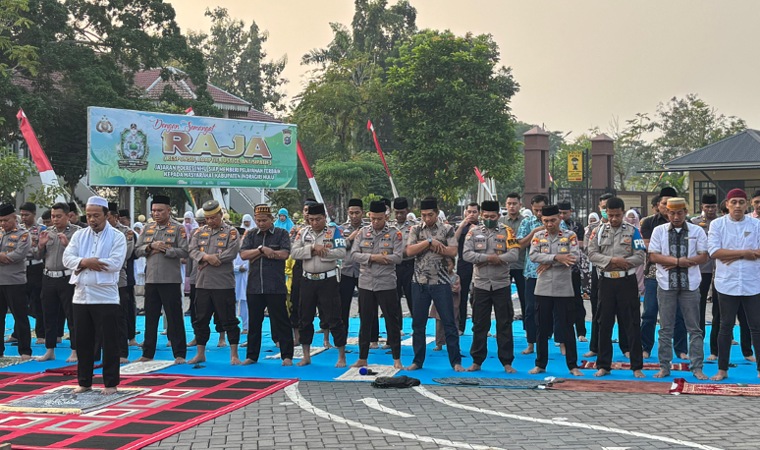 Mohon Hujan untuk Padamkan Karhutla, Polres Inhu Gelar Salat Istisqa