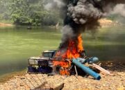 Disembunyikan di Semak, 2 Rakit PETI Dibakar Polisi