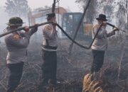 Kepung Titik Api Rimbo Panjang, Kapolres Pimpin Pemadaman