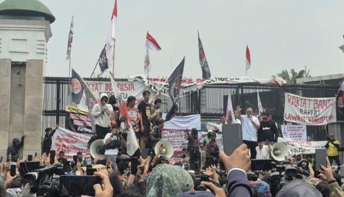 Andre Rosiade Temui Massa AMPB di Depan DPR, Bicara Target RUU Perampasan Aset