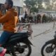 Warga Pasaman Barat Keluhkan Antrean Panjang BBM, Harga Pertalite Eceran Capai Rp15.000
