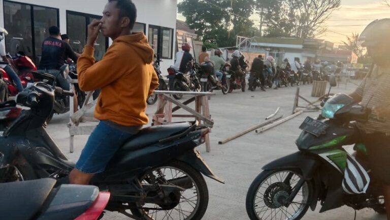 Warga Pasaman Barat Keluhkan Antrean Panjang BBM, Harga Pertalite Eceran Capai Rp15.000