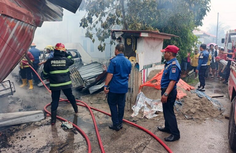 Sembilan Armada Damkar Padamkan Kebakaran Rumah-Toko di Padang, Aset Rp1 Miliar Berhasil Diselamatkan (ist)