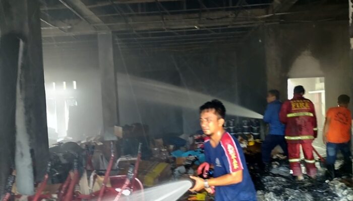 Ruko Bangunan di Katapiang Terbakar, Kerugian Ditaksir Rp900 Juta